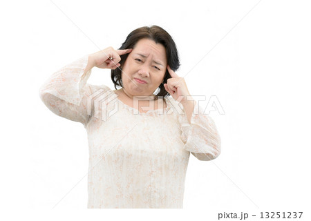 カジュアルウェアー姿の中年女性の白抜きポーズ カジュアルウェアー姿の中年女性の白抜きポーズ 13251237