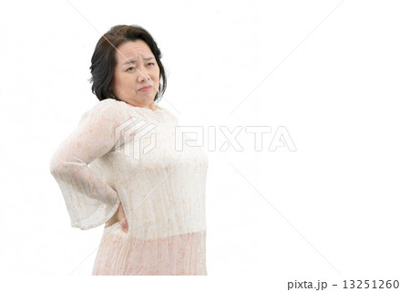 カジュアルウェアー姿の中年女性の白抜きポーズ カジュアルウェアー姿の中年女性の白抜きポーズ 13251260