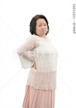 カジュアルウェアー姿の中年女性の白抜きポーズ 13251261