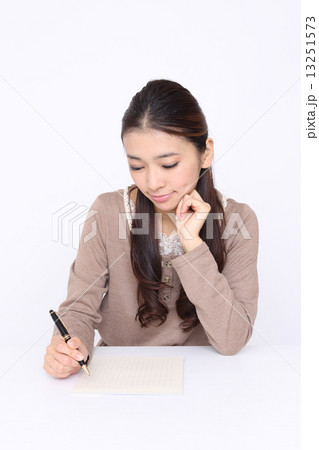 手紙を書く女性 13251573