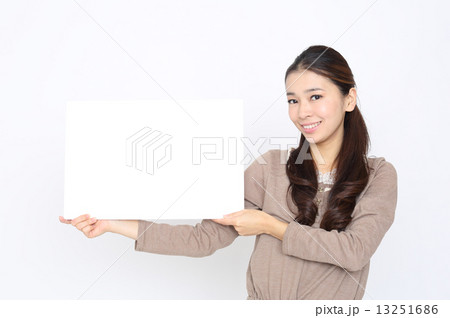 ホワイトボードを持つ若い女性 ホワイトボードを持つ若い女性 13251686