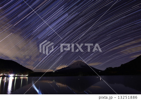 精進湖の夜景 13251886