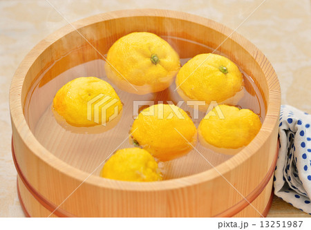 注意)湯気はレタッチ合成。木桶に水を入れゆずを浮かべた「ゆず湯」のイメージ。 注意)湯気はレタッチ合成。木桶に水を入れゆずを浮かべた「ゆず湯」のイメージ。 13251987