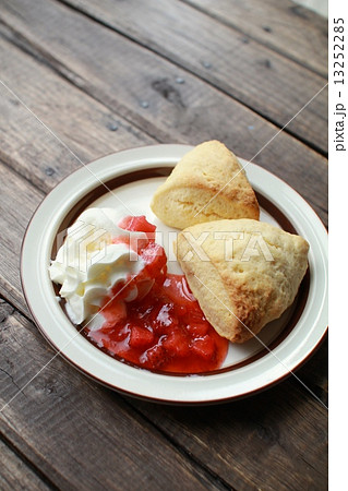 生クリームと自家製イチゴソースを添えた手作りのスコーン 生クリームと自家製イチゴソースを添えた手作りのスコーン 13252285