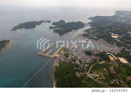 長崎県対馬市美津島町の高浜港付近を空撮 13254705