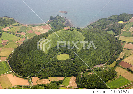 五島列島の福江島にある鬼岳を空撮 13254927