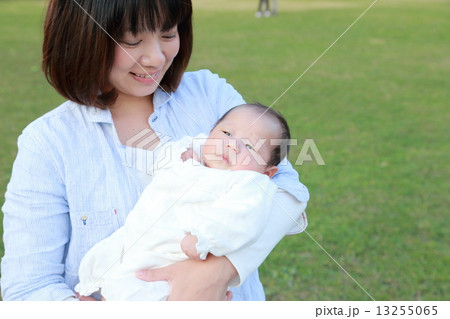 笑顔で赤ちゃんを抱っこする母親 笑顔で赤ちゃんを抱っこする母親 13255065