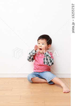 おーい!と呼ぶ、3歳になりたての男の子 おーい!と呼ぶ、3歳になりたての男の子 13255737