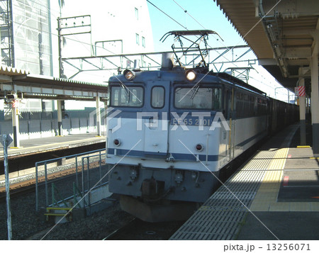 貨物列車 EF65 コンテナ 吉川駅の写真素材 [13256071] - PIXTA