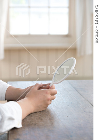 鏡と女性 13256871