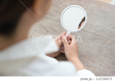 鏡と女性 13256872