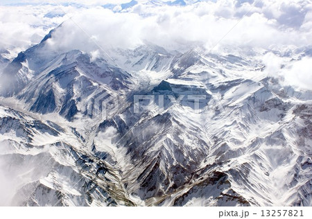 南米大陸を南北に縦断するアンデス山脈、雲間にのぞくアルゼンチン領内の厳しい冬山の姿 13257821