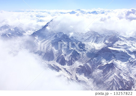 南米大陸を南北に縦断するアンデス山脈、雲間にのぞくアルゼンチン領内の厳しい冬山の姿 南米大陸を南北に縦断するアンデス山脈、雲間にのぞくアルゼンチン領内の厳しい冬山の姿 13257822