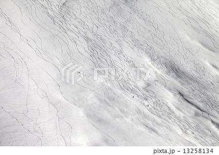 Off-piste slope with snowboarders and skiers 13258134