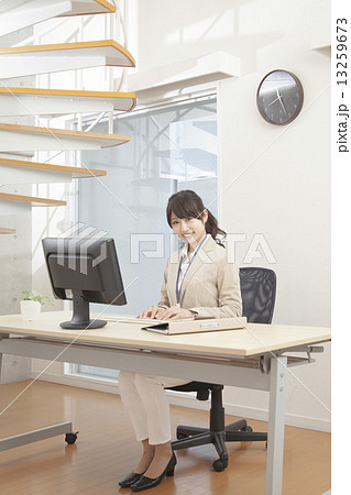 オフィスの女性 オフィスの女性 13259673