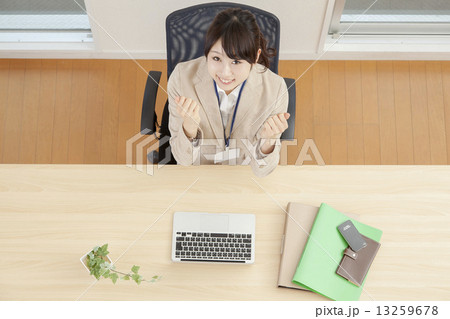 オフィスの女性 13259678