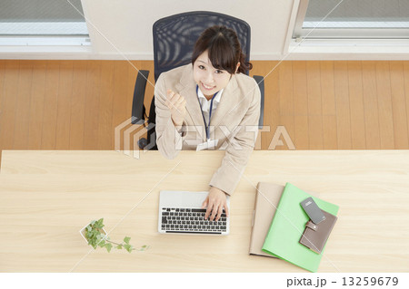 オフィスの女性 オフィスの女性 13259679