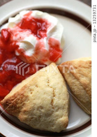 生クリームと自家製イチゴソースを添えた手作りのスコーン 生クリームと自家製イチゴソースを添えた手作りのスコーン 13259731