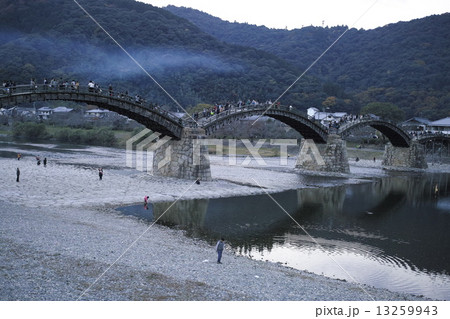 夕暮れの錦帯橋 夕暮れの錦帯橋 13259943