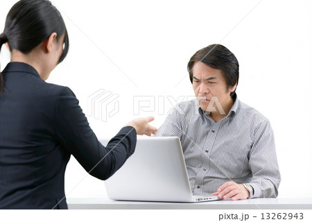 パソコンでセールスレディーの説明を受けている中年男性の白抜きポーズ パソコンでセールスレディーの説明を受けている中年男性の白抜きポーズ 13262943