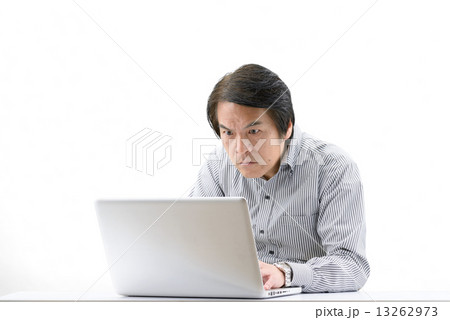 パソコンを操作している、カジュアルウェアー姿の中年男性の白抜きポーズ パソコンを操作している、カジュアルウェアー姿の中年男性の白抜きポーズ 13262973