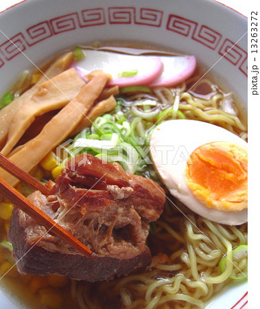 自家製のおいしい豚角煮をのせたラーメン 13263272