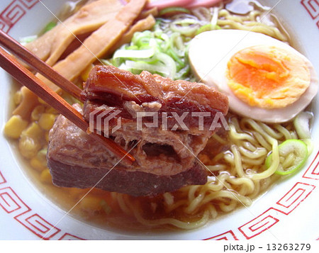 自家製のおいしい豚角煮をのせたラーメン 13263279
