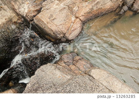 Water flows over the rocks, close-up 13263285
