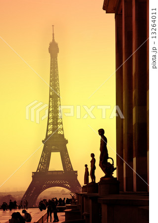 Eiffel Tower and silhouettes of sculptures. View from the Trocadero. Sanset. 13264011