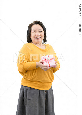 記念日にプレゼントをもらって喜んでいる中年女性 13265845