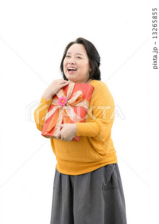 記念日にプレゼントをもらって喜んでいる中年女性 13265855