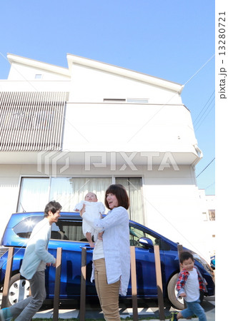 ４人家族とマイホームとマイカー 13280721