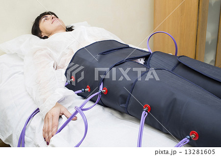 woman at the clinic for the treatment of pressure therapy procedure woman at the clinic for the treatment of pressure therapy procedure 13281605