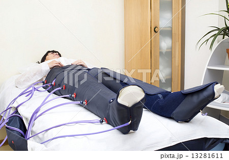 woman at the clinic for the treatment of pressure therapy procedure 13281611