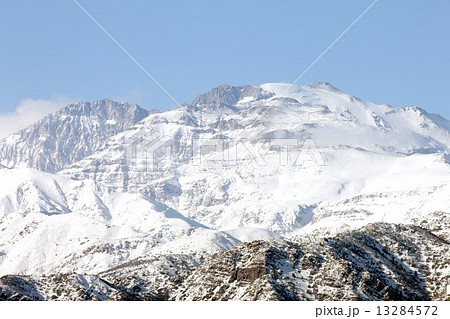 雪に覆われ美しさの中にも厳しい冬山の表情を見せる、５０００ｍ級の山が連なる初冬のアンデス山脈 13284572