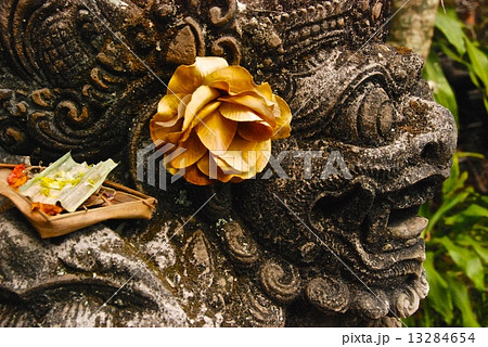 バリヒンドゥーの石像（ウブド王宮／バリ島･インドネシア） 13284654