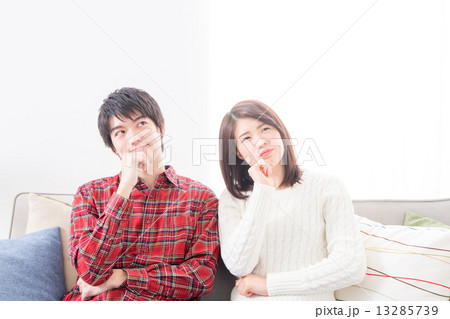 考える男女 13285739