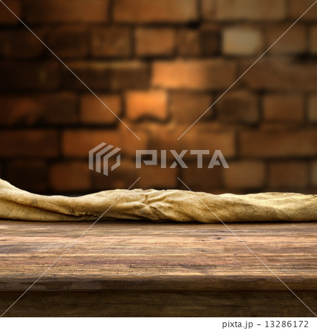 empty table 13286172