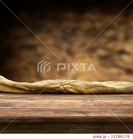 empty table 13286176