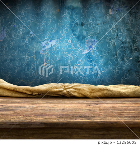 empty table 13286605