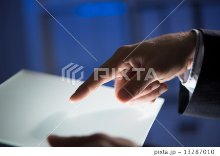 Man using tablet 13287010