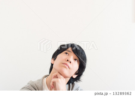 上を見て悩む青年 上を見て悩む青年 13289362