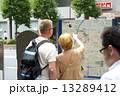 案内表示を見る外国人観光客（東京） 13289412
