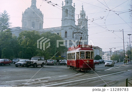リスボンのポール路面電車　ポルトガル　2004年 13289783