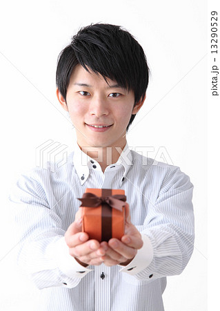 プレゼントを渡す男性の写真素材