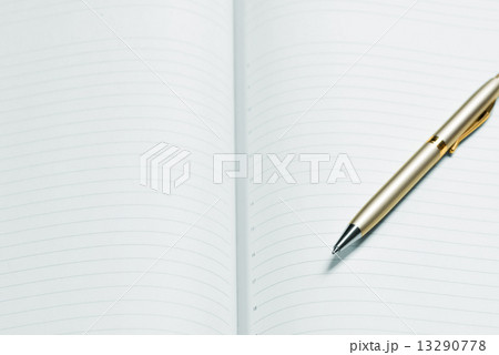 pen and open notepad 13290778