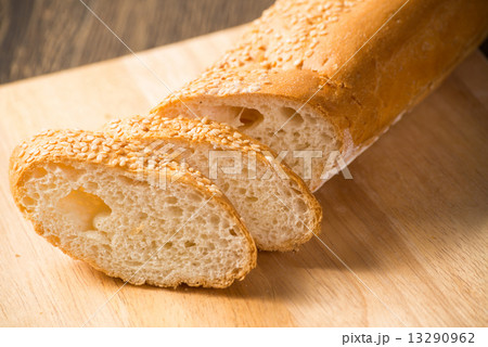 sliced ​​bread with cereals 13290962