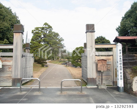 冬の津山衆楽園（玄関） 13292593