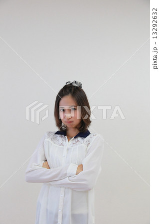怒る若い女性 13292632