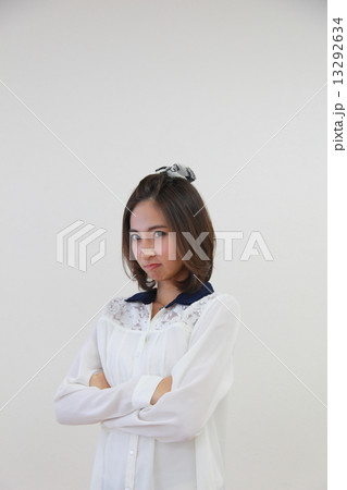 怒る若い女性 怒る若い女性 13292634